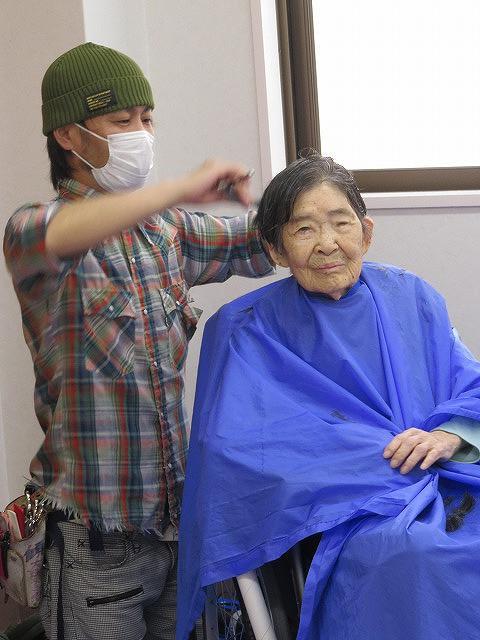 6・2020　福寿園での散髪風景