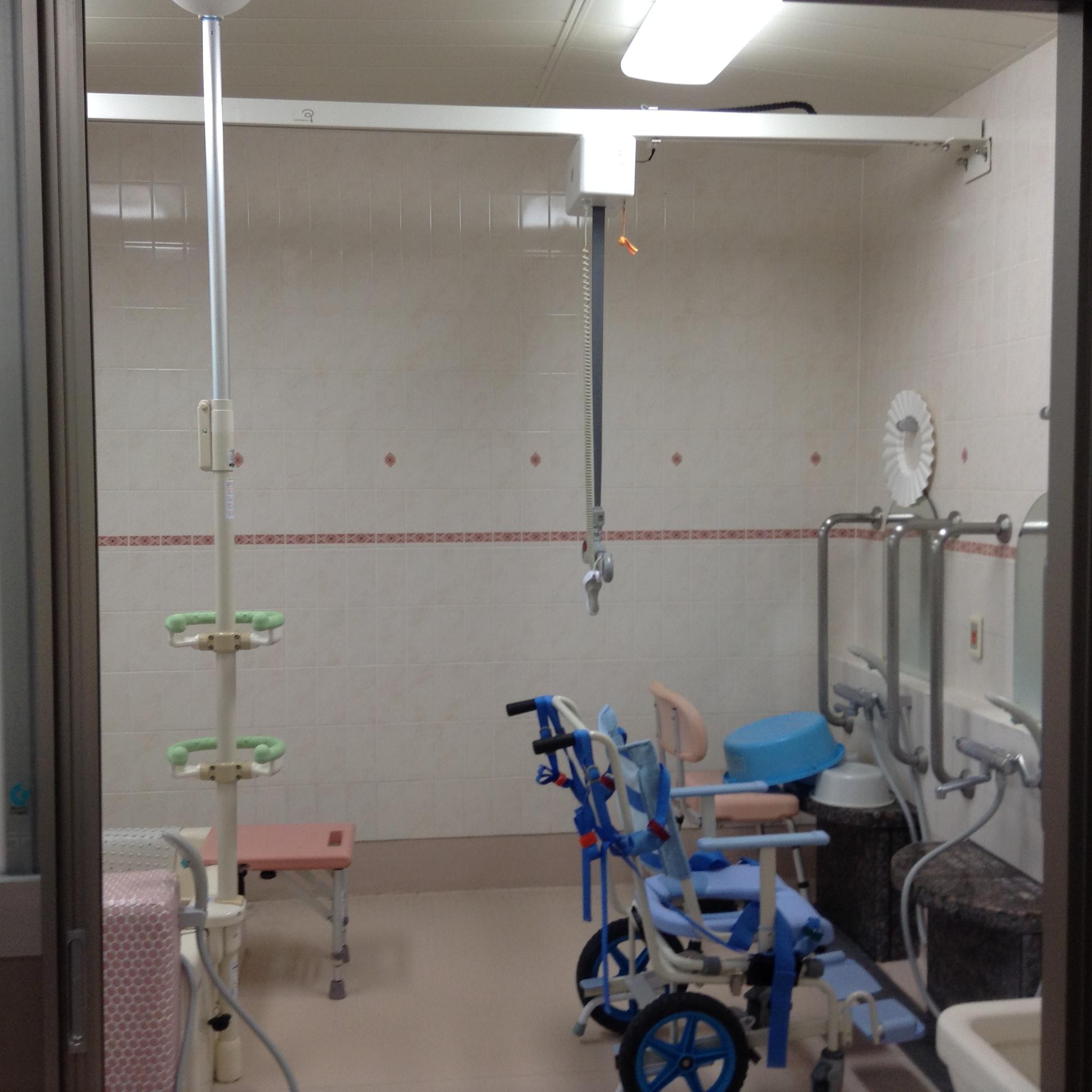 浴室に天井走行式リフト設置しました。