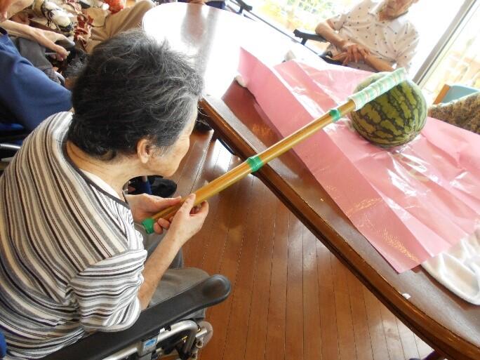 夏の風物詩『スイカ割り』【南通り3丁目ユニット】